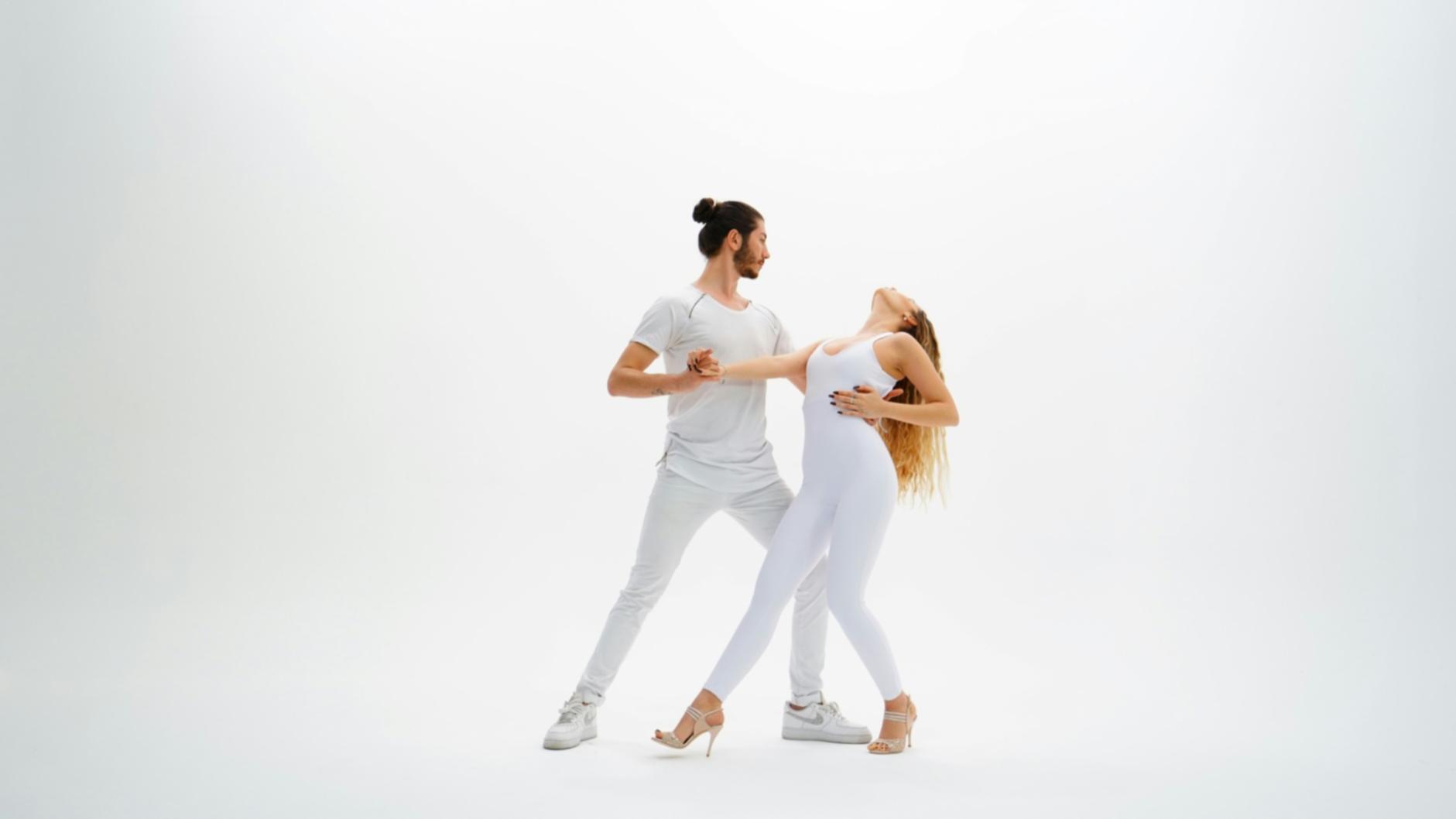 Studenti di danza che praticano tecniche avanzate di ballo da sala in studio professionale